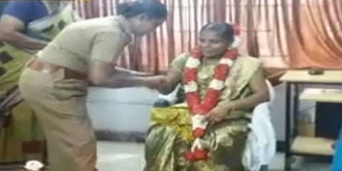 காவல் நிலையத்தில் பெண் காவலருக்கு வளைகாப்பு வைபவம்