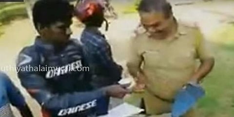 “100 ரூபாய் கொடு.!” - வீடியோ சர்ச்சையில் சிக்கிய போலீஸ்