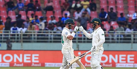 எல்கர், டி காக் அசத்தல் சதம் - தென்னாப்பிரிக்கா அணி 385 ரன் குவிப்பு