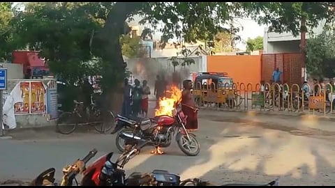 மனைவியுடன் தகராறு: நடுரோட்டில் இருசக்கர வாகனத்தை கொளுத்திய இளைஞர்..!