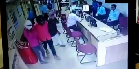 துப்பாக்கி முனையில் வங்கியில் கொள்ளை: சிசிடிவி காட்சியில் அதிர்ச்சி