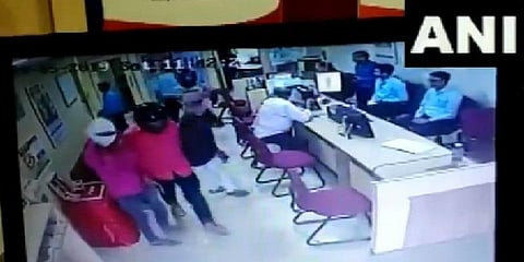 வந்தார்கள்; எடுத்தார்கள்; சென்றார்கள் - ஒரு நிமிடத்துக்குள் நடந்த வங்கிக் கொள்ளை!