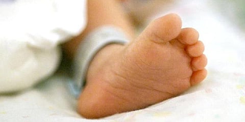 தூக்கி வீசப்பட்ட பச்சிளம் குழந்தை - இரக்கமற்ற தாய்க்கு வலைவீச்சு