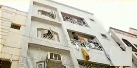 உணவு ஊட்டும்போது விபரீதம் - 3வது மாடியிலிருந்து விழுந்த குழந்தை