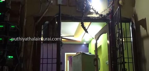வேளச்சேரியில் திடீரென வெடித்துச் சிதறிய வீட்டின் கதவுகள்..!