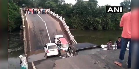 பாலம் இடிந்து ஆற்றில் விழுந்த கார்கள்- வைரல் வீடியோ