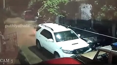 காவல்துறை வாகனத்தை இடித்துத் தள்ளிய கார்... சிசிடிவி காட்சி..!
