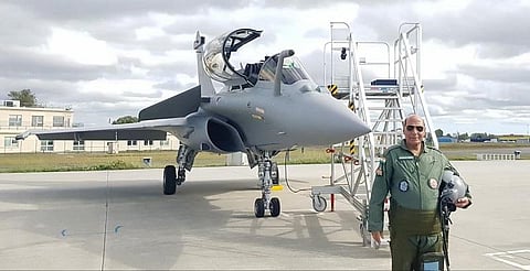 ரஃபேல் போர் விமானத்தில் பறந்த ராஜ்நாத் சிங்