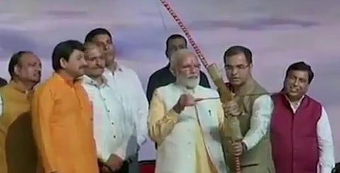 தசரா விழாவில் ராவணன் சிலை மீது அம்பு விட்ட பிரதமர் மோடி