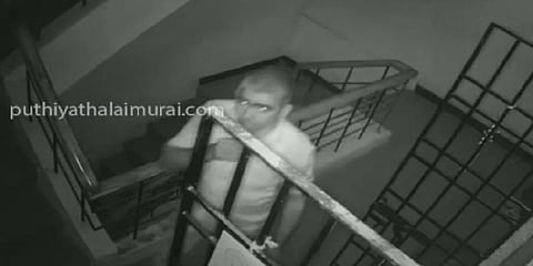 சிசிடிவி இருப்பதை பார்த்து தலையில் அடித்து கொண்டு தப்பிய கொள்ளையன்