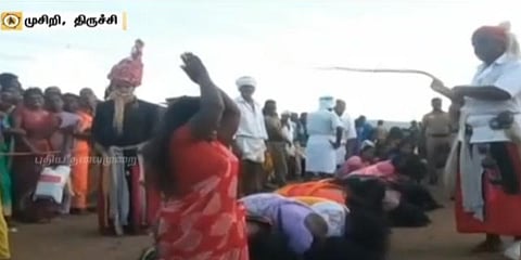 சாட்டையால் அடித்து பேய் விரட்டிய விழா - குவிந்த பெண்கள்