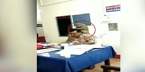 காவல் அதிகாரி தோளில் அமர்ந்து பேன் பார்த்த குரங்கு - வீடியோ