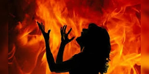 குழந்தையை கடத்திக் கொன்றதாக, இளம் பெண் உயிரோடு எரித்துக் கொலை!