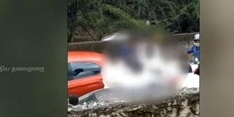 சக மாணவரை கத்தியால் வெட்டும் சட்டக்கல்லூரி மாணவர் - வீடியோ