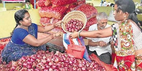 வெங்காயத்திற்காக அடித்து கொண்ட பெண்கள் - கைதாகி பின் விடுதலை