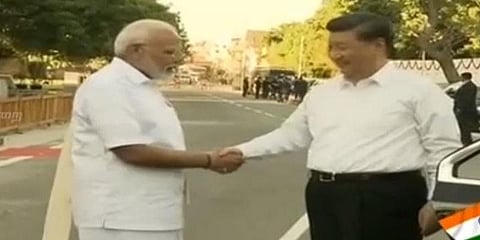 மோடியை சந்தித்து கைகுலுக்கினார் சீன அதிபர் ஸி ஜின்பிங்