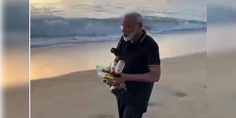 கடற்கரையில் குப்பைகளை அகற்றிய பிரதமர் மோடி!