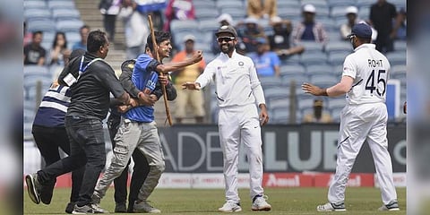 ’இது தீராத பிரச்னை’: ரோகித் காலில் ரசிகர் விழுந்த விவகாரத்தில் கவாஸ்கர் கருத்து