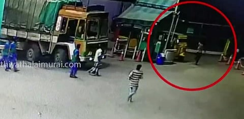 ஆட்டோ ஒட்டுநருக்கு அரிவாள் வெட்டு! பதற வைக்கும் சிசிடிவி காட்சிகள்