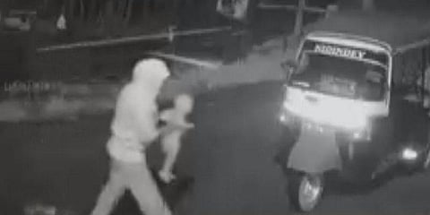 ஜீப்பில் இருந்து தவறி விழுந்த குழந்தை - ‘பேய்’ என்று எண்ணி ஓட்டம் பிடித்த அதிகாரி..!