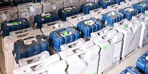 நாங்குநேரியில் 30 வாக்கு இயந்திரங்கள் இடமாற்றம் - தேர்தல் ஆணையத்தில் திமுக புகார்