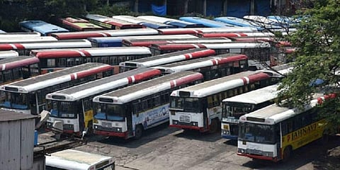 தெலங்கானாவில் தீவிரமாகும் போக்குவரத்து ஊழியர்கள் போராட்டம்: மேலும் ஒருவர் தற்கொலை