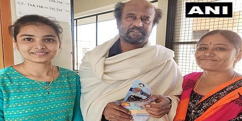 ரிஷிகேஷில் ரஜினியுடன் புகைப்படம் எடுத்துக்கொண்ட பக்தர்கள்