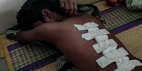 “தெருவில் நடக்க முடியாது என அச்சுறுத்தல் வருகிறது” - பிளேடால் கீறப்பட்ட மாணவனின் தாயார்..!