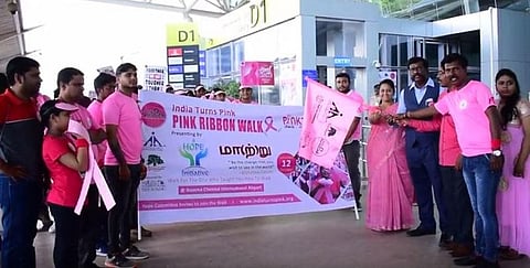 மார்பக புற்றுநோய் விழிப்புணர்வு - விமான நிலையத்தில் கூடிய ஆர்வலர்கள்