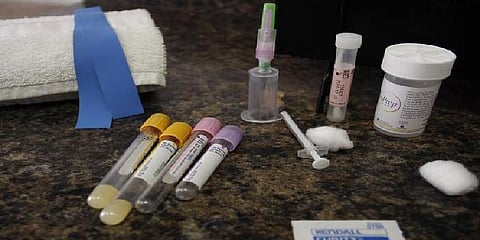 வயிற்று வலி என சென்ற ஆண்கள்.. கர்ப்ப பரிசோதனைக்கு பரிந்துரைத்த அரசு மருத்துவர்..!