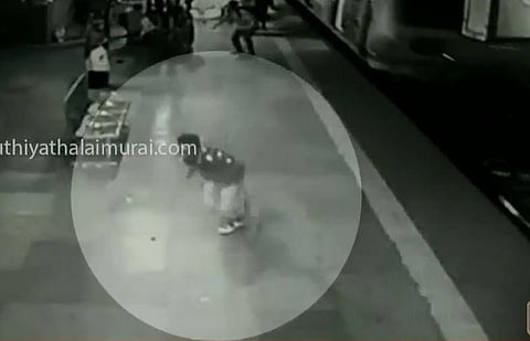 ஓடும் ரயிலில் செல்போனை திருடிய இளைஞர் ! விரட்டிய பயணி - வீடியோ