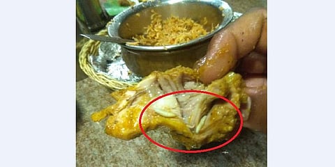 சிக்கன் பிரியாணியில் நெளிந்த புழுக்கள்: அதிர்ச்சியடைந்த வாடிக்கையாளர்