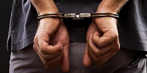 மாணவியை மிரட்டி பாலியல் தொல்லை - 2 போலீசார் போக்சோவில் கைது