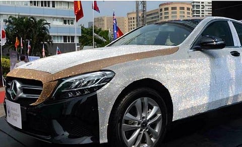 வைரங்களால் அலங்கரிக்கப்பட்ட பென்ஸ் கார் !