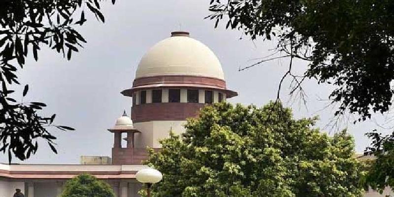 அயோத்தி வழக்கு : நீதிமன்றத்தில் புத்தகத்தை கிழித்தெறிந்த வழக்கறிஞர்