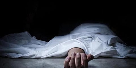 “நோயாளி இறந்து எறும்பு மொய்த்த பின்னும் மருத்துவர் வரவில்லை” - அரசு மருத்துவமனையில் அவலம்