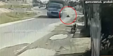 வேகமாக திரும்பிய பஸ் - பரிதாபமாய் விழுந்த மூதாட்டி ‘வீடியோ’