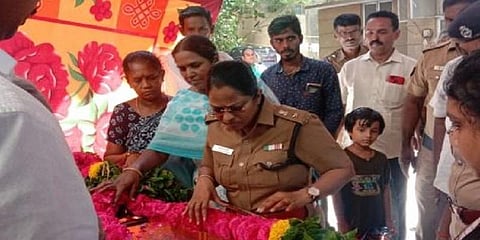 பெண் ஆய்வாளர் உடலை மயானம் வரை சுமந்து சென்ற பெண் துணை ஆணையர்..!