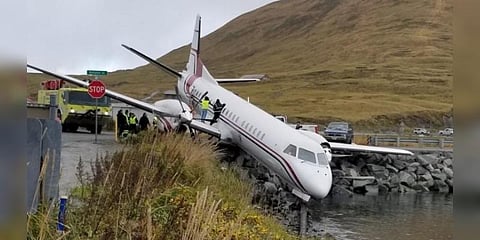 ஓடுபாதையை தாண்டி ஆற்றுக்குள் இறங்கிய விமானம்: பயணிகள் அலறல்