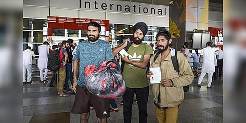 மெக்சிகோவிலிருந்து திருப்பி அனுப்பப்பட்ட 300 இந்தியர்கள் - டெல்லி வருகை