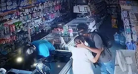 ’ம்ஹூம்...உங்க பணம் வேண்டாம்’: மூதாட்டிக்கு முத்தம் கொடுத்த சென்டிமென்ட் கொள்ளைக்காரன்!