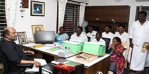 கஜா புயலால் பாதிக்கப்பட்ட 10 பேருக்கு வீடுகளை வழங்கினார் ரஜினி..!