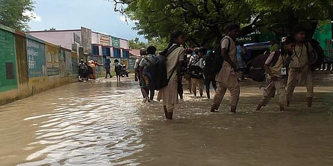 அரசுப்பள்ளியில் புகுந்த மழை நீரும்..! சாக்கடை நீரும்..! - மாணவர்கள் அவதி