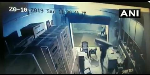 எல்இடி டிவிக்களை கொள்ளையடிக்கும் கும்பல்: வீடியோ வெளியிட்ட போலீசார்!