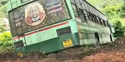 25 அடி ஆழ பள்ளத்தில் இறங்கிய அரசுப்பேருந்து