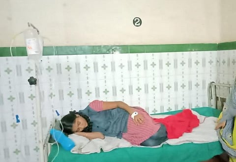 கட்டணம் செலுத்தாததால் தனியார் பள்ளி அளித்த தண்டனை - மருத்துவமனையில் மாணவி!