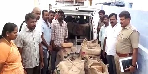 திரைப்பட பாணியில் ஆம்புலன்சில் கஞ்சா கடத்தல் - 2 பேர் கைது