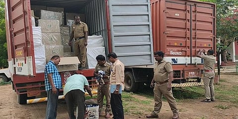 ஒரே பதிவெண்ணில் இரண்டு கண்டெய்னர்கள்... திறந்து பார்த்த போலீசாருக்கு அதிர்ச்சி..!