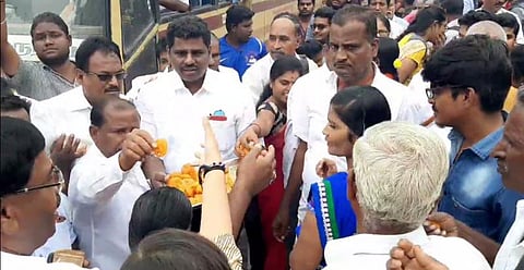 காத்திருந்து பொறுமையாக வெற்றியை கொண்டாடிய அதிமுக.. ஏன் தெரியுமா..?