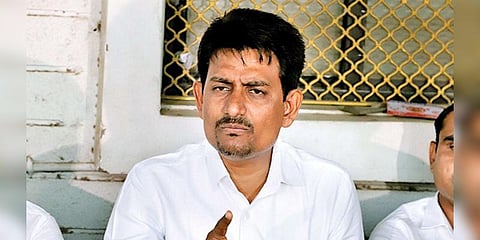 குஜராத் இடைத்தேர்தல் : காங்கிரஸில் இருந்து பாஜகவிற்கு தாவியவர் தோல்வி